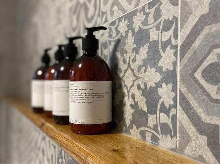 Luxury 1 Bed Cottage With Hot Tub And Log Burner