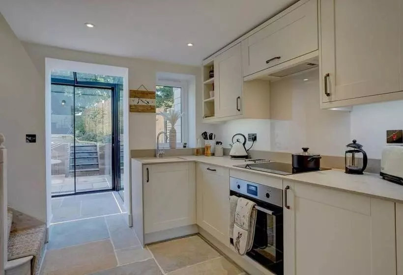 Luxury 1 Bed Cottage With Hot Tub And Log Burner