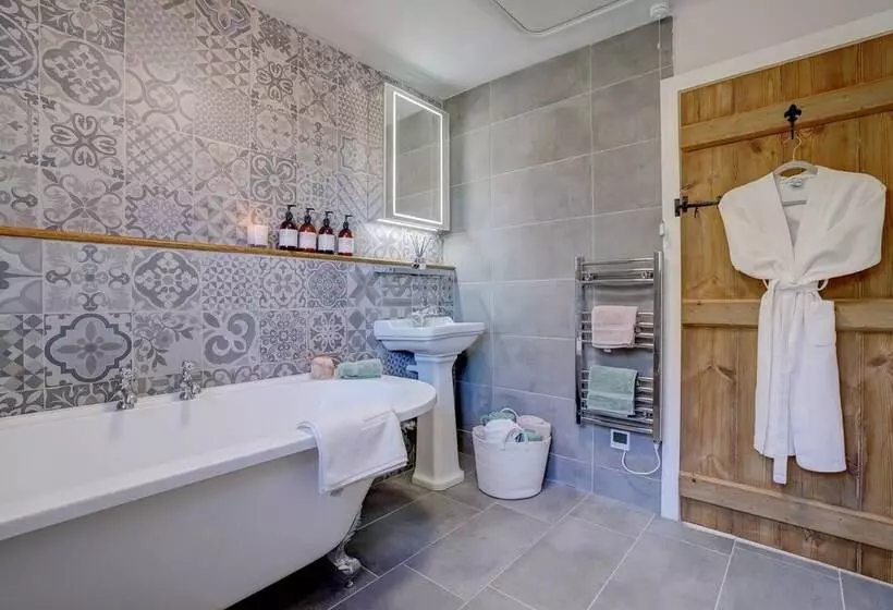 Luxury 1 Bed Cottage With Hot Tub And Log Burner