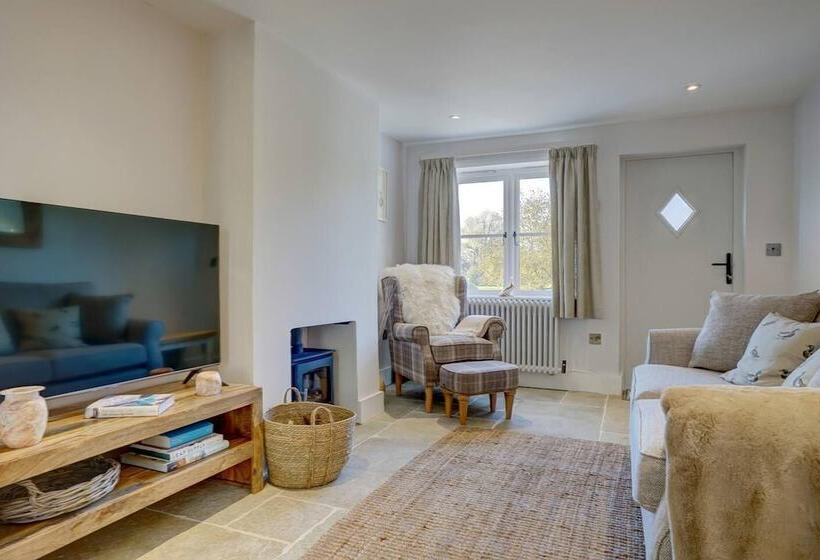 Luxury 1 Bed Cottage With Hot Tub And Log Burner