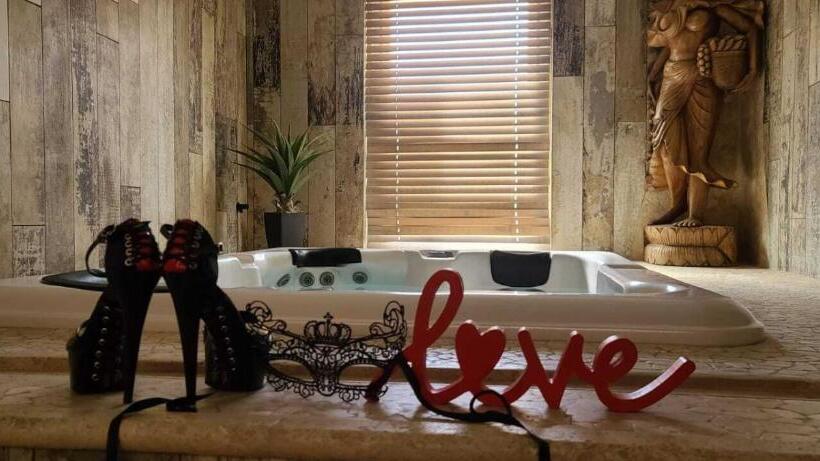 Отель Loveroom La Garçonn Hyeres