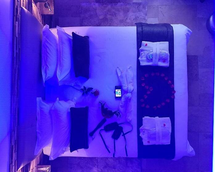 Отель Loveroom La Garçonn Hyeres