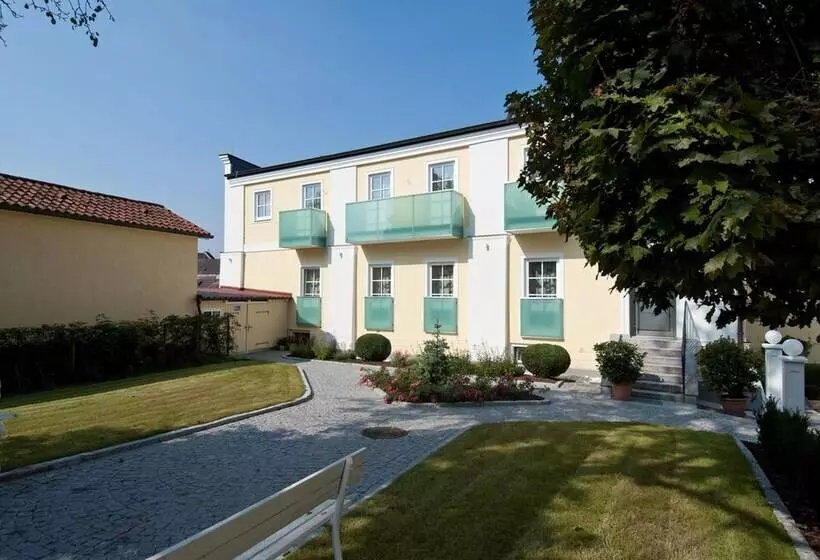 Отель Biedermeier Hof