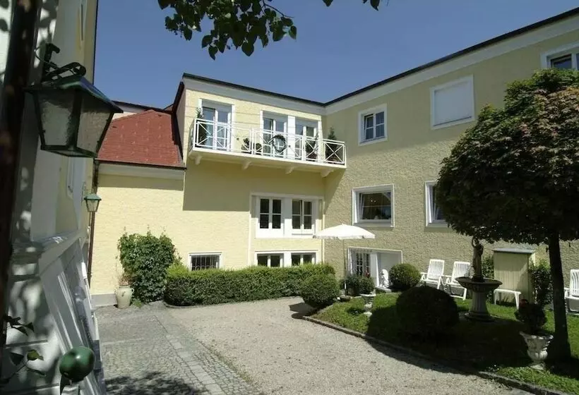 Отель Biedermeier Hof