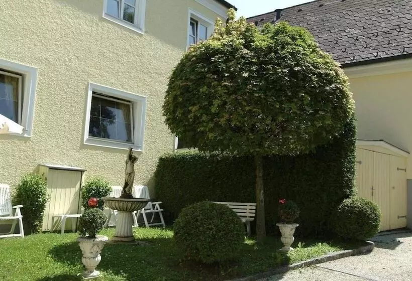 Отель Biedermeier Hof