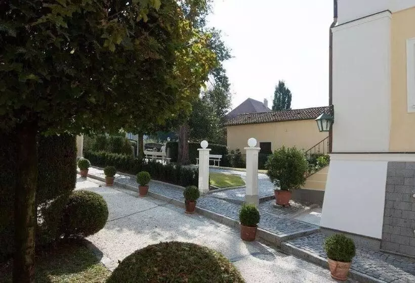 Отель Biedermeier Hof