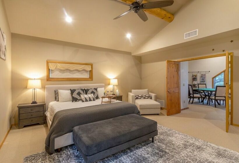 Cabin In The Pines! 3 Levels, Family Game Room, Private Patio, Sweeping Forest Views! By Redawning