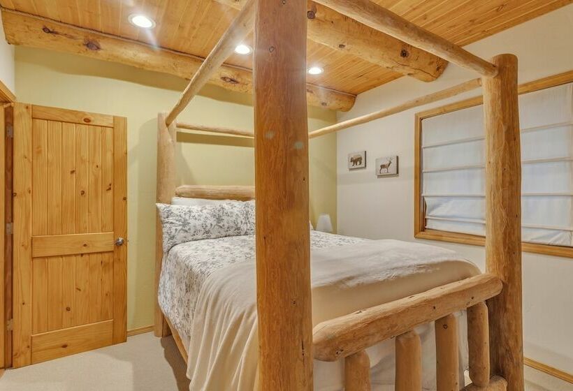 Cabin In The Pines! 3 Levels, Family Game Room, Private Patio, Sweeping Forest Views! By Redawning