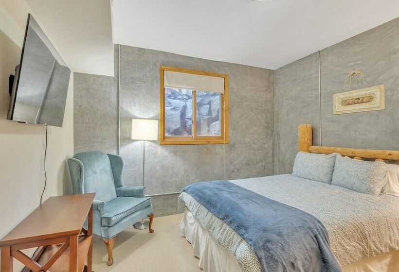 Cabin In The Pines! 3 Levels, Family Game Room, Private Patio, Sweeping Forest Views! By Redawning