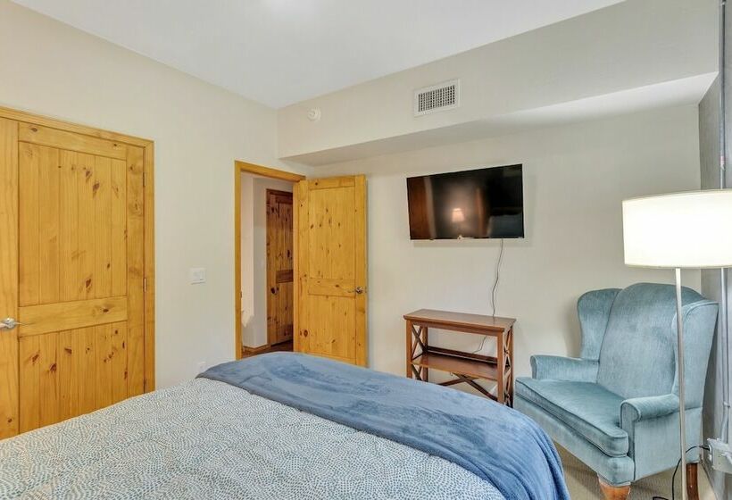 Cabin In The Pines! 3 Levels, Family Game Room, Private Patio, Sweeping Forest Views! By Redawning