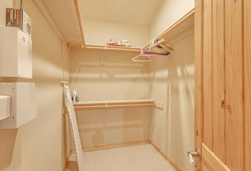 Cabin In The Pines! 3 Levels, Family Game Room, Private Patio, Sweeping Forest Views! By Redawning