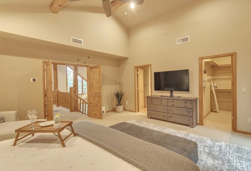 Cabin In The Pines! 3 Levels, Family Game Room, Private Patio, Sweeping Forest Views! By Redawning