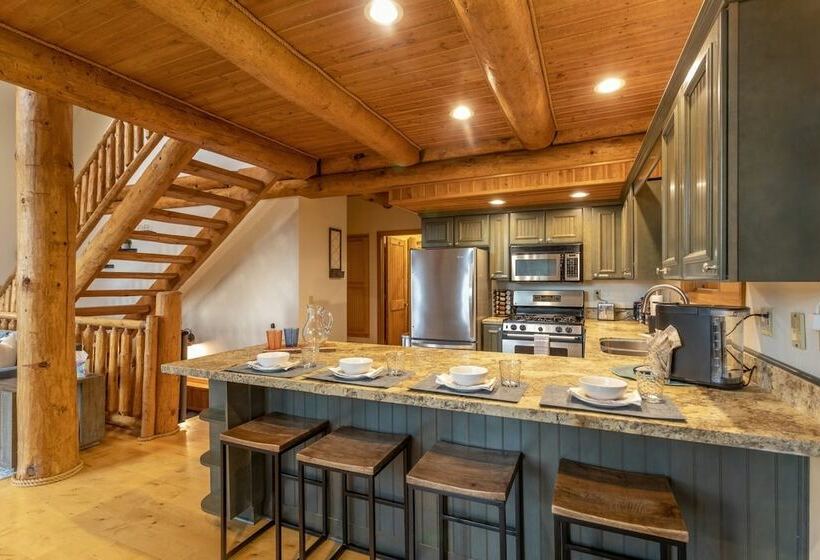 Cabin In The Pines! 3 Levels, Family Game Room, Private Patio, Sweeping Forest Views! By Redawning