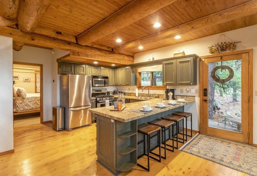 Cabin In The Pines! 3 Levels, Family Game Room, Private Patio, Sweeping Forest Views! By Redawning