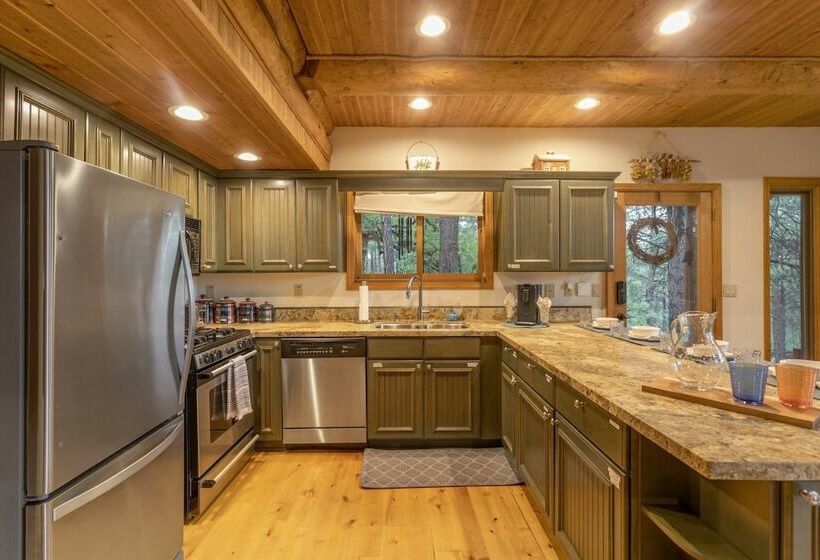 Cabin In The Pines! 3 Levels, Family Game Room, Private Patio, Sweeping Forest Views! By Redawning