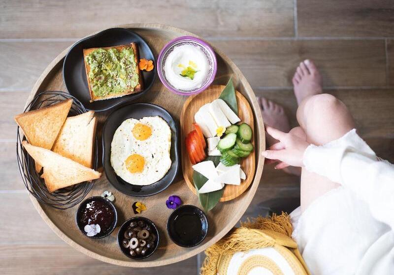 هتل Bebatroun Beach