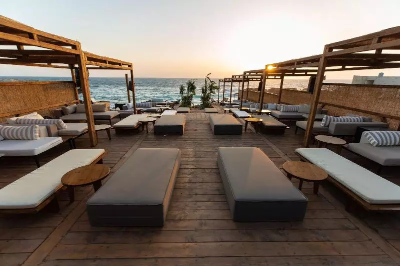 هتل Bebatroun Beach