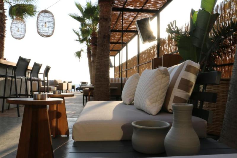 هتل Bebatroun Beach