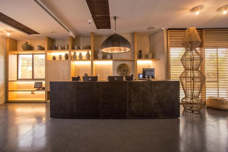 هتل Bebatroun Beach