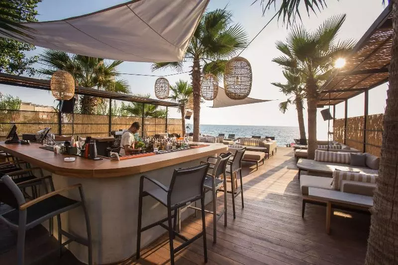 هتل Bebatroun Beach