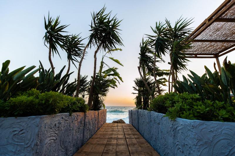 هتل Bebatroun Beach