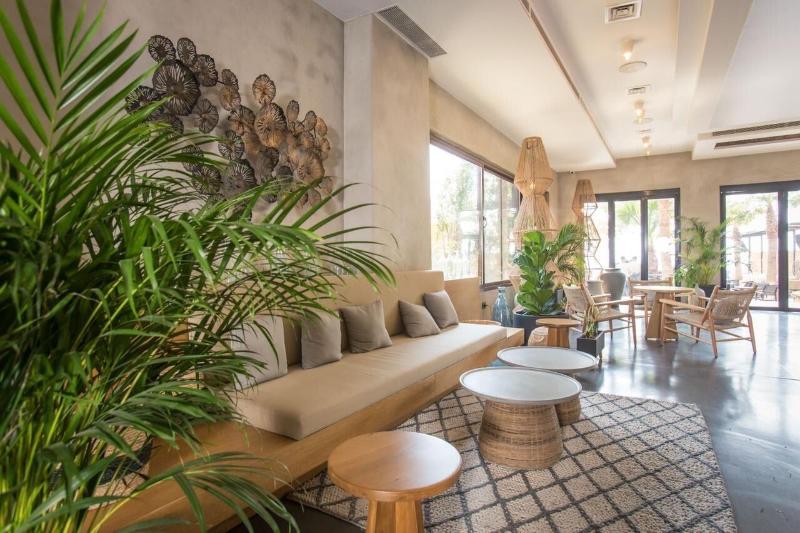 هتل Bebatroun Beach