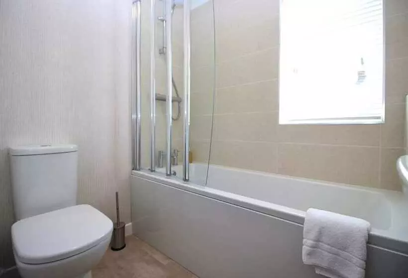 Hotelli Hollicarrs   Bumblebee Lodge