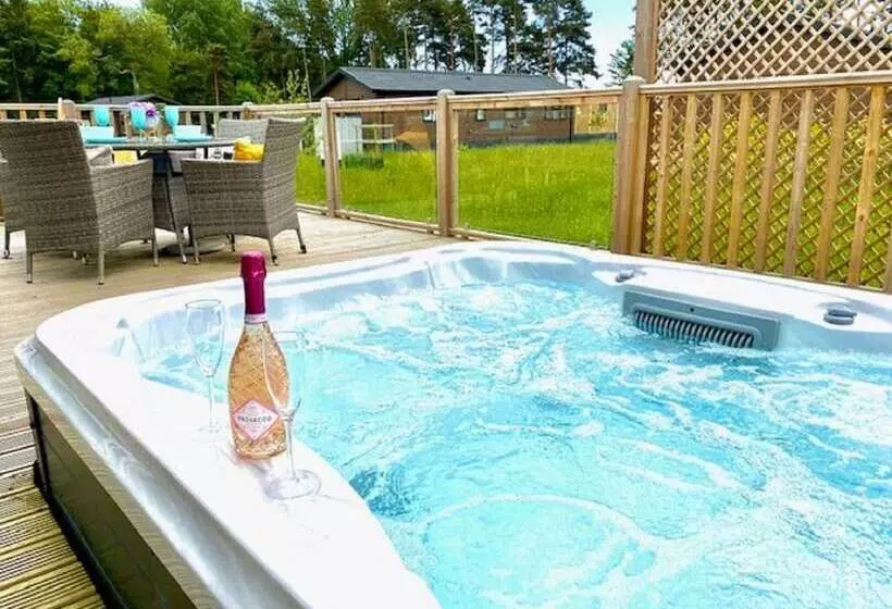 Hotelli Hollicarrs   Bumblebee Lodge