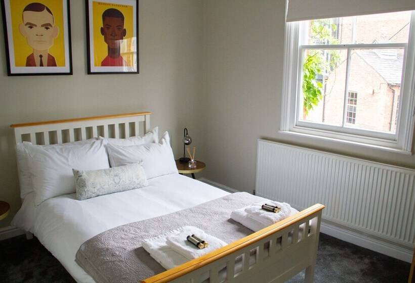 Lock Keepers Cottage  Detached House In The City