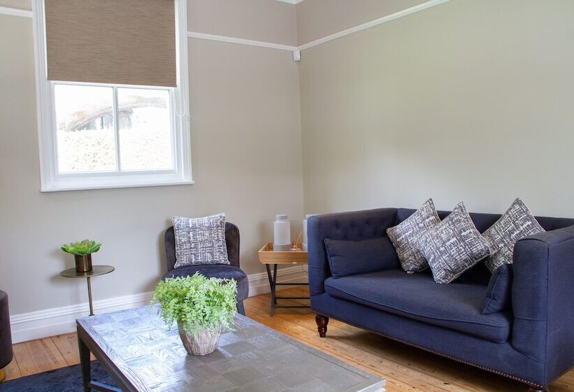 Lock Keepers Cottage  Detached House In The City