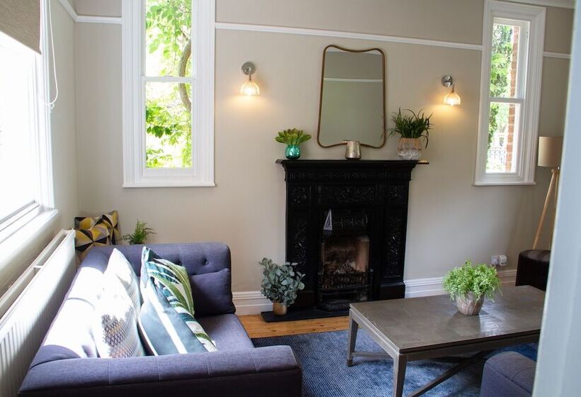 Lock Keepers Cottage  Detached House In The City