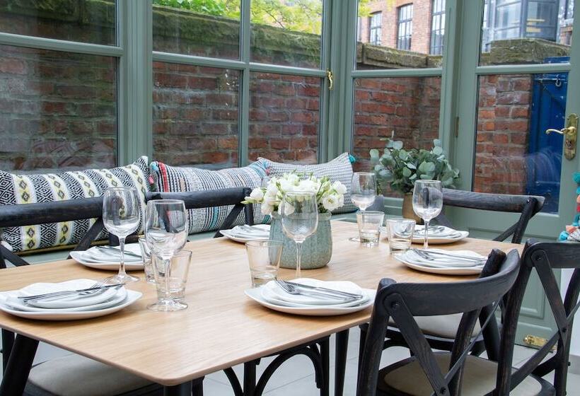 Lock Keepers Cottage  Detached House In The City