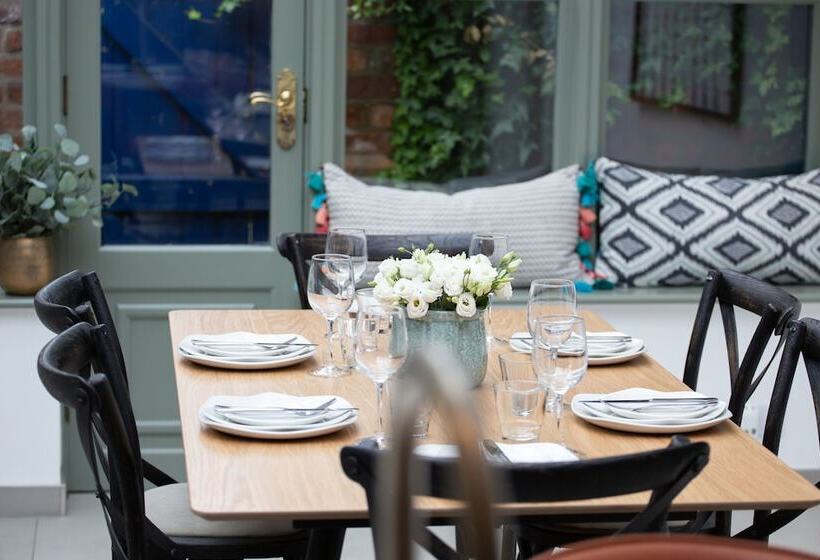 Lock Keepers Cottage  Detached House In The City