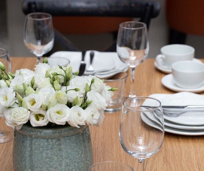 Lock Keepers Cottage  Detached House In The City