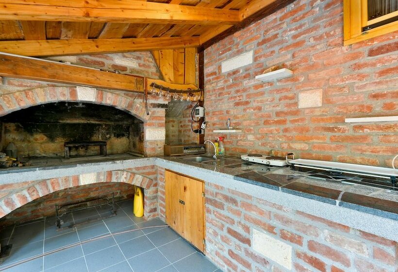 Awesome Home In Krizanec With 3 Bedrooms, Wifi And Outdoor Swimming Pool