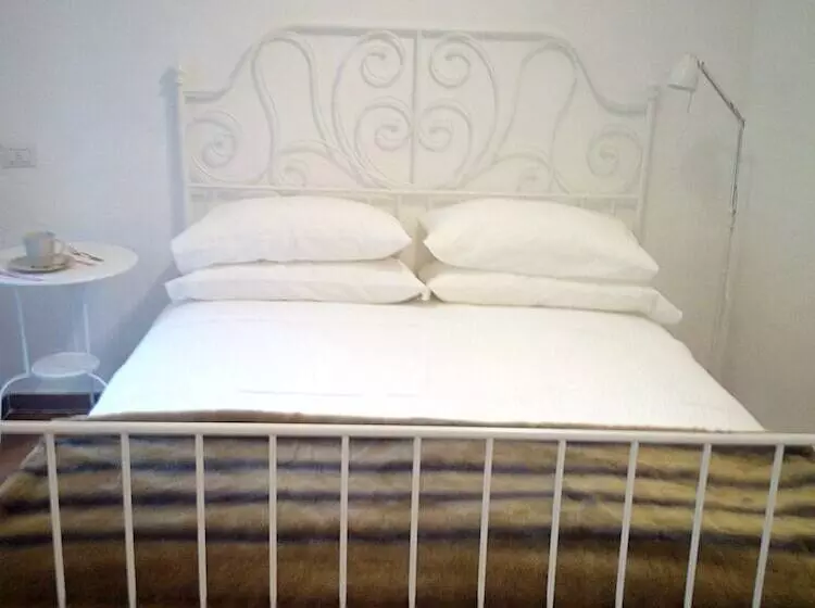 Majatalo Room In Guest Room   La Turr De Mezz Lca Nesso