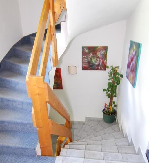 تختخواب و صبحانه Brixana