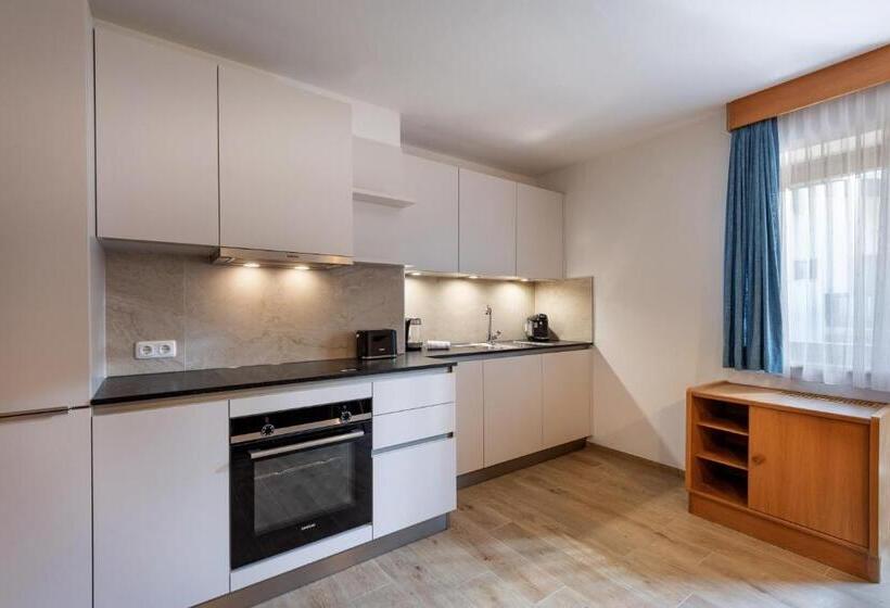 تختخواب و صبحانه Brixana