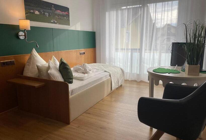 ホテル Seehaus Kärnten Inn Mit Direktem Seezugang Und E Ladestation