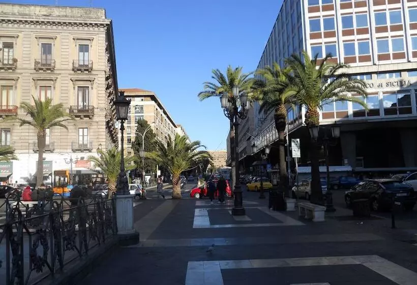 Hotelli Catania Crossing B&b  Rooms & Comforts