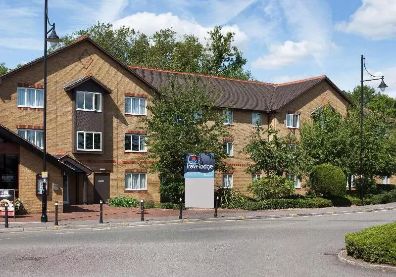 Отель Travelodge Staines