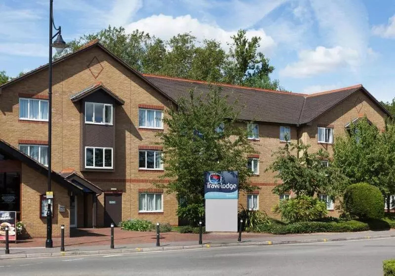 Отель Travelodge Staines