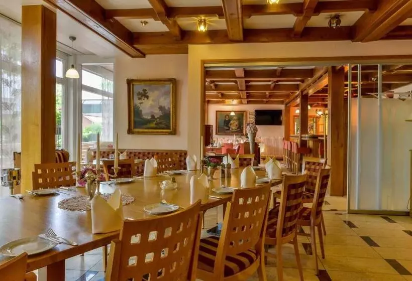 בית מלון כפרי Poker