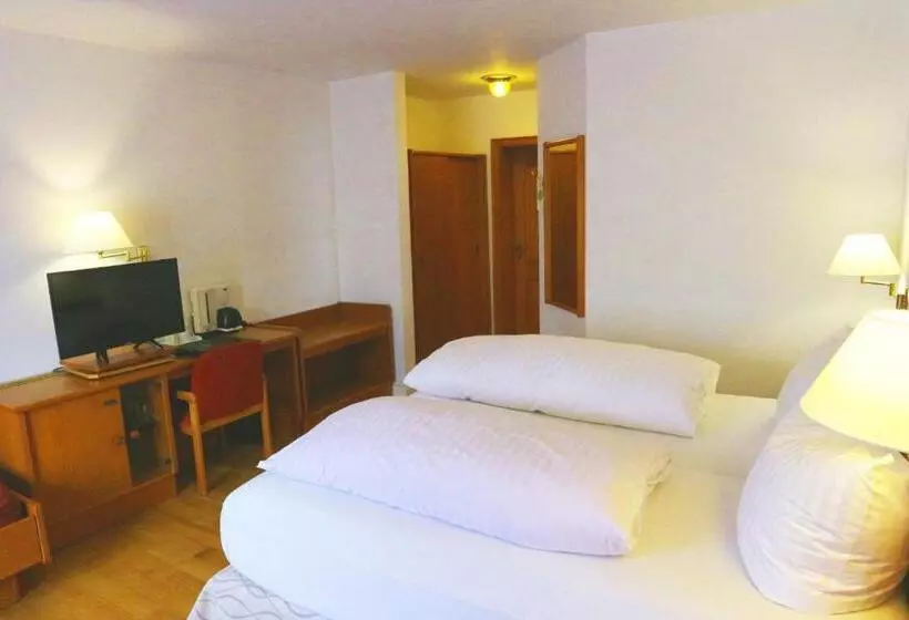 בית מלון כפרי Poker