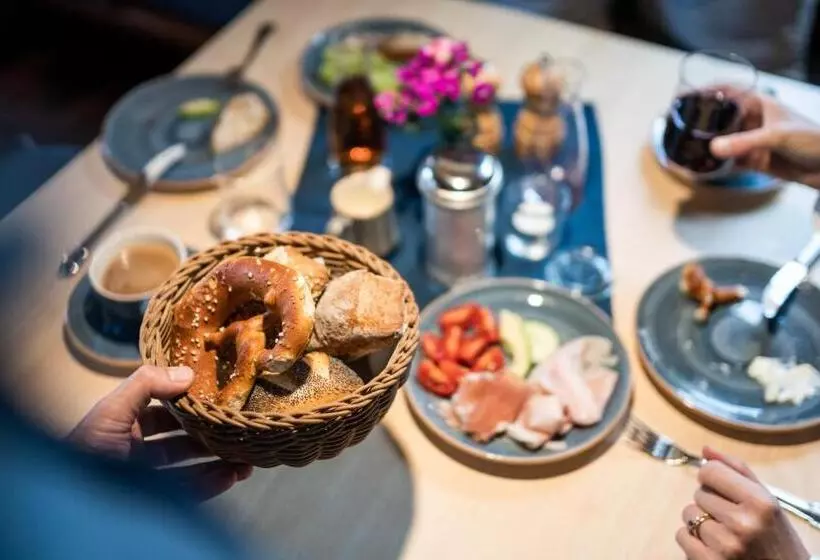 Отель Tegernseer Hof