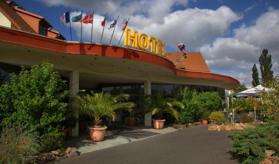 West Hotel An Der Sächsischen Weinstrasse