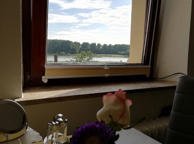 צימר Pension Riverside In Leverkusen Hitdorf Am Rhein Zentral An Der A1 Und 59