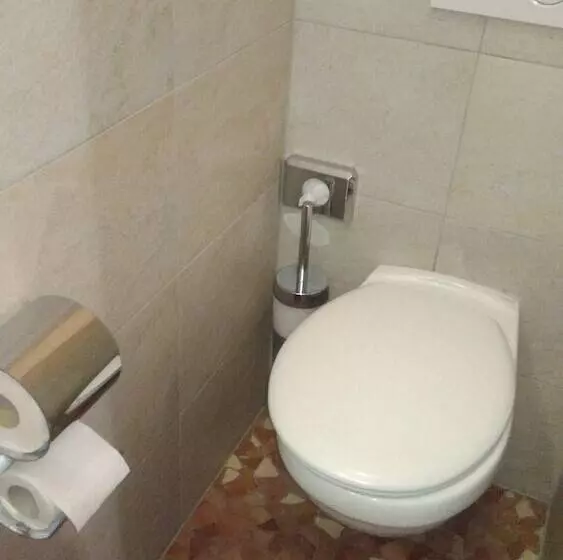 צימר Pension Riverside In Leverkusen Hitdorf Am Rhein   Zentral An Der A1 Und 59