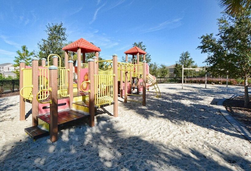 Enjoy The Private View! Roomy Town Home With Pool, 20 Mins From Disney #5st739