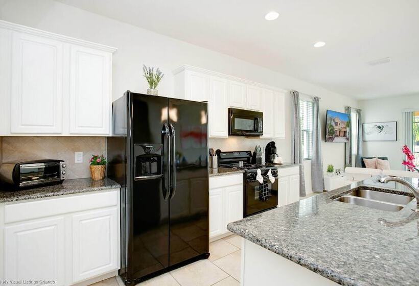 Enjoy The Private View! Roomy Town Home With Pool, 20 Mins From Disney #5st739